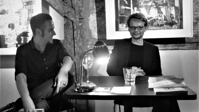 Kulturmanager Ralf Schönfelder im Gespräch mit Peter Neumann, Literaturstipendiat des Landes Thüringen 2018. Foto: Simone Scharbert