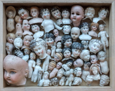 Sammlung von Martin Möhwald / Halle aus einem umgeackerten Feld (Formen mutmaßlich aus Thüringer Porzellanwerkstätten). ‚Nacktfrösche‘ – so werden einst im Flüsschen entsorgte, fehlerhafte Porzellanfiguren und Scherben, genannt, von denen, nun rundgewaschen, meist nur kykladisch anmutende Fragmente erhalten sind. Foto: Wolfgang Grau NACKTFRÖSCHE gefunden im Schwarzatal und anderswo