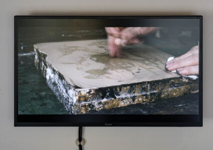 DER MÜLLERS LUST – KONKRET | Das Museum für Steindruck in Wurzbach. Ein Film der Filmautoren vom VIDEOaktiv JENA e. V. dokumentiert das Steindruckverfahren, wie es von Christian Müller noch praktiziert wird. Foto: Wolfgang Grau DER MÜLLERS LUST – KONKRET