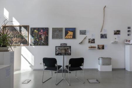 Im Vordergrund: Links und Mitte hinten: GEMÄLDEGALERIE DER WERKTÄTIGEN | Die Maxhütte in Unterwellenborn. Werke aus der Sammlung (links). Video zur derzeitigen Situation des Kulturpalastes Unterwellenborn von Mikhail Lylov, 2020. Rechts: Exponate der Ausstellung LANDUTENSIL von Stefan Petermann und Yvonne Andrä Foto: Wolfgang Grau RAUMANSICHT 3. Obergeschoß Jenaer Kunstverein
