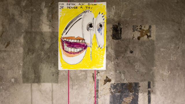 Ausstellungsansicht mit: Lilly Marie Braatz, Überlegungen über das Wetter, 2019–2022, Serie von Papierarbeiten, verschiedene Formate
