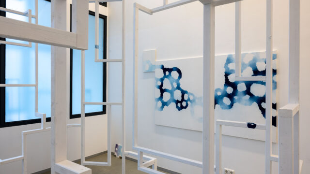 Ausstellungsansicht mit: Till Röttjer, ________ (introspective), 2022, Holz, Lack, sowie (Hintergrund): Rio Usui, Phantom On The Blue Lawn, 2022, Installation, Malerei, verschiedene Formate