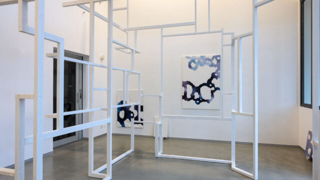 Ausstellungsansicht mit: Till Röttjer, ________ (introspective), 2022, Holz, Lack, sowie (Hintergrund): Rio Usui, Phantom On The Blue Lawn, 2022, Installation, Malerei, verschiedene Formate