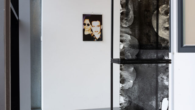Ausstellungsansicht mit: Fabian Reetz, Untitled (East German Gothic Studies), 2022, Archivmaterial, verwittertes Latex auf Glas, Stahl, 86,5 x 40 x 20 cm