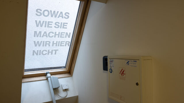 Ausstellungsansicht mit: Felix Deiters, Sowas wie Sie machen wir hier nicht, 2022, Wandzeichnung, Acryl, Schriftplot