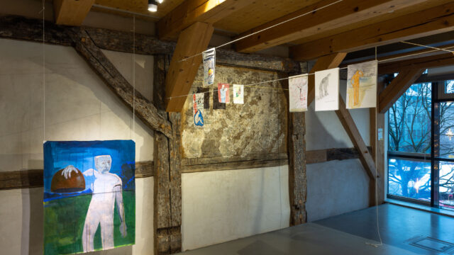 Ausstellungsansicht mit: Lilly Marie Braatz, Überlegungen über das Wetter, 2019–2022, Serie von Papierarbeiten, verschiedene Formate