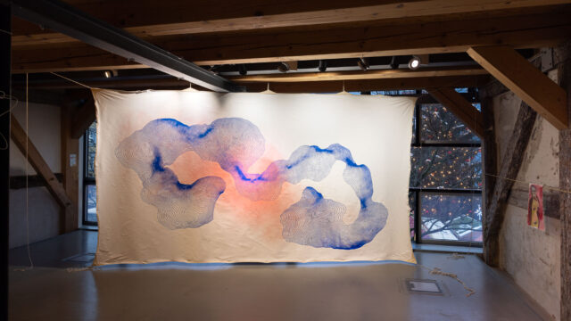 Ausstellungsansicht mit: Coretta Klaue, Period Orange, 2022, Acrylfarbe auf Baumwolle, 210 x 410 cm