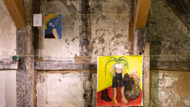 Ausstellungsansicht mit: Lilly Marie Braatz, Überlegungen über das Wetter, 2019–2022, Serie von Papierarbeiten, verschiedene Formate