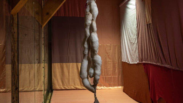 Ausstellungsansicht mit: Lea Bredenbals, Suchen, aber nicht finden, 2022, verschiedene Stoffe, Strumpfhosen, Füllwatte, Kette