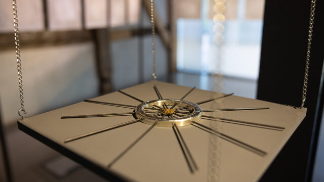 Ausstellungsansicht mit: Philipp Valenta, Reaktor, 2022, Trinitit, Grafitstifte, Gallium, Silber, Durchmesser ca. 25,5 cm