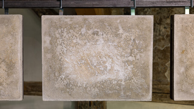 Ausstellungsansicht mit: Timo Hoheisel, Einlagerungsinventar, 2014, Fotografie in Salzbeton gegossen, 10-teilig, je 35 x 45 cm