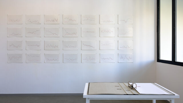 Ausstellungsansicht mit: Philipp Valenta, Graphs, seit 2018, Tusche und Bleistift auf Papier, 28 Blätter, je 25 x 40 cm, im Vordergrund: Philipp Valenta, Rubrum, seit 2018, Rote Tusche auf Papier, mehrteilig, Aktenordner, je 21 x 29,7 cm (Blatt)
