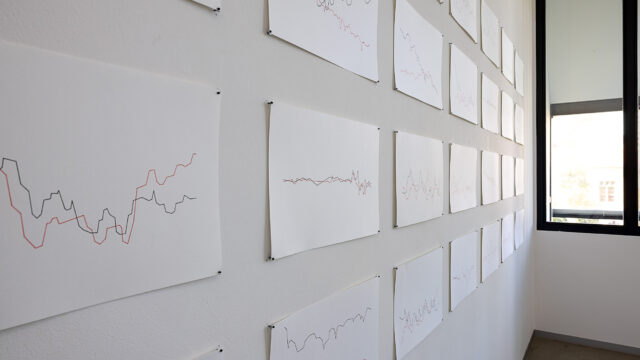 Ausstellungsansicht mit: Philipp Valenta, Graphs, seit 2018, Tusche und Bleistift auf Papier, 28 Blätter, je 25 x 40 cm