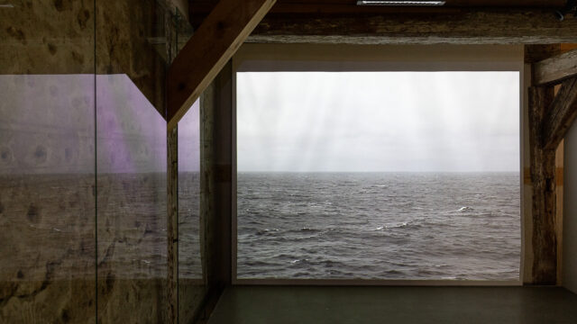 Ausstellungsansicht mit: Philipp Valenta, Shift, 2022, HD-Video, 12:03 min