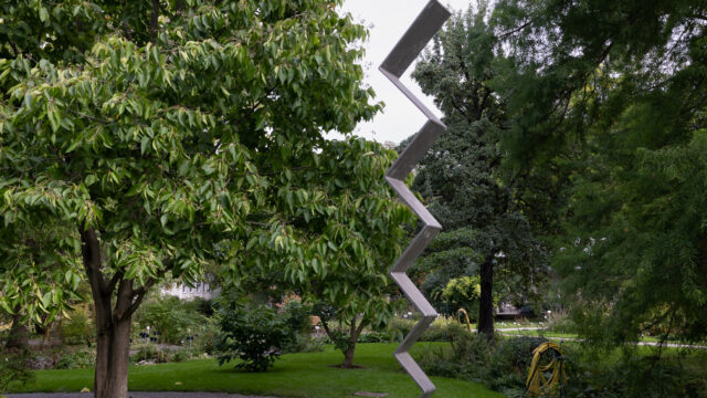 1994, Titan, wasserstahlgeschnitten, geschweißt, gestrahlt, Edelstahlplatte Höhe 4,5 m, Grundplatte 2,1 m x 65 cm
