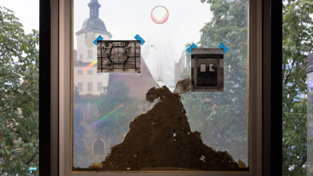 Christof Zwiener, Historische Kontaminationen, Installation mit Staub aus dem PdR*-Lager in Berlin-Spandau, Glas, Fotos, 2023, Foto: © Wolfgang Grau / JKV