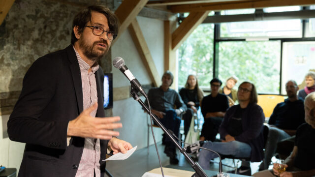 Kurator Robert Sorg führt in das Konzept der Ausstellung ein, Foto: © Wolfgang Grau / JKV