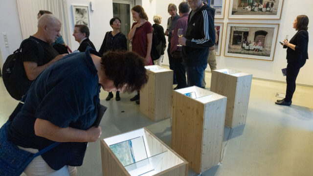 Gäste im oberen Ausstellungsraum bei Betrachtung der Arbeit "Hyperreale Flora - Halden" des Kollektivs Made by Us, Foto: © Wolfgang Grau / JKV