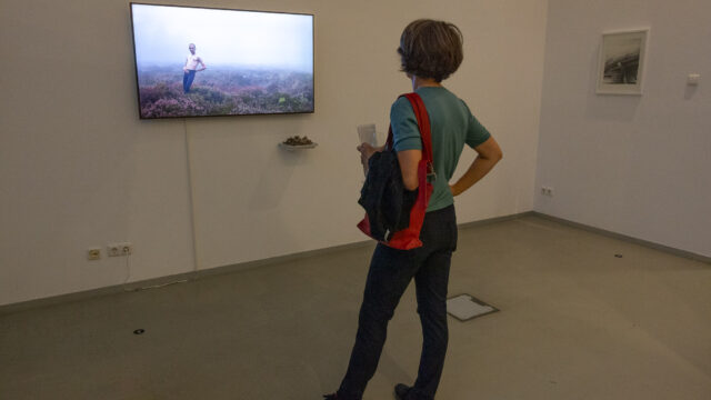 Besucherin vor Christoph Blankenburgs "Deep am Rennsteig", Foto: © Wolfgang Grau / JKV