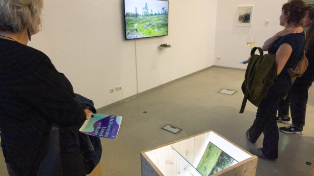 Gäste im oberen Ausstellungsraum in Ansicht von Christoph Blankenburgs "Deep am Rennsteig", Foto: © Wolfgang Grau / JKV