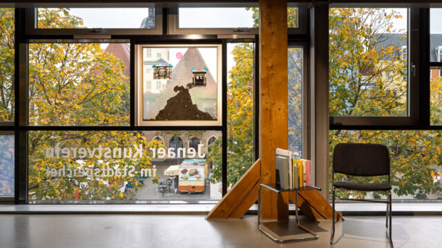 Christof Zwiener, Historische Kontaminationen, Installation mit Staub aus dem PdR*-Lager in Berlin-Spandau, Glas, Fotos, 2023, daneben: kleine Bücherauswahl zum Thema, Foto: © Wolfgang Grau / JKV