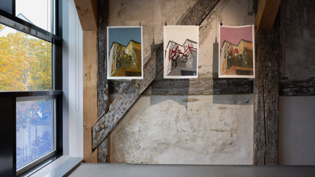 Tobias Gellscheid, Immobil, 2010, drei Abzüge eines mehrfarbigen Holzschnitts, 36 × 56 cm, Foto: © Wolfgang Grau / JKV