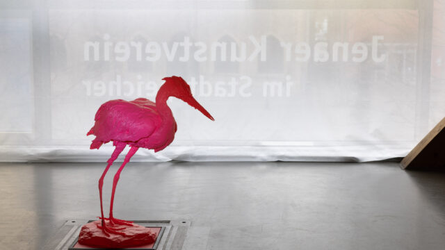 David Frommhold, Image of third topology (Observer – Heron), 2025, PLA-Filament, im Hintergrund: Sarah Feyerabend, davor (Stadtspeicher + Frühling), 2025, Stoff, Foto: © Wolfgang Grau