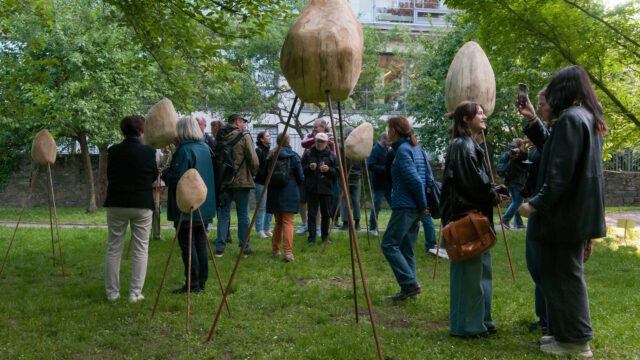 Vernissage der Ausstellung „sukzessive“ 22.05. 2025, Besucher*innen inmitten der Herde von Mira Friedrich, Foto: © Thomas Lemke
